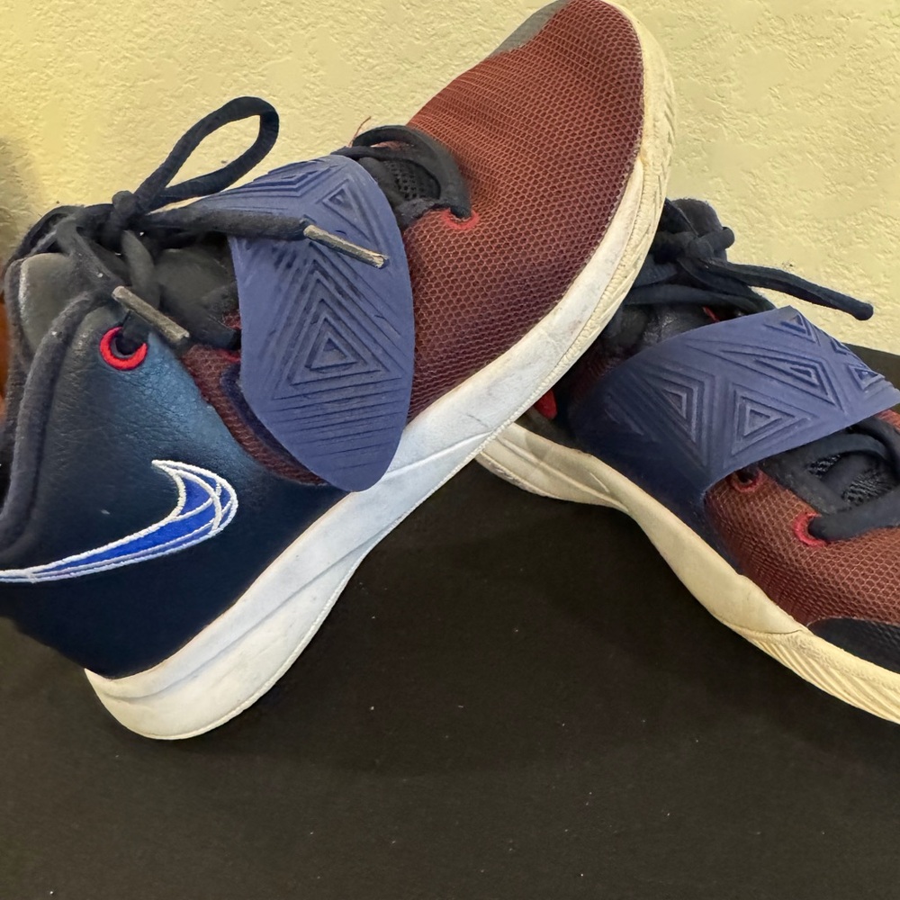 Nike boys shoes youth size 3 / court shoes. Blue and red. Great cond.